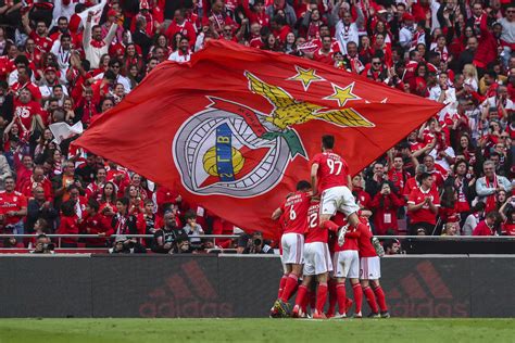 Benfica (Portugal) .